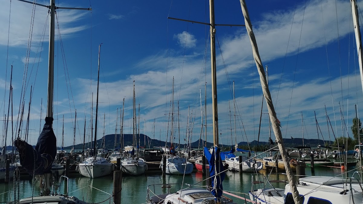 Fonyód Yacht Club és fürdőház